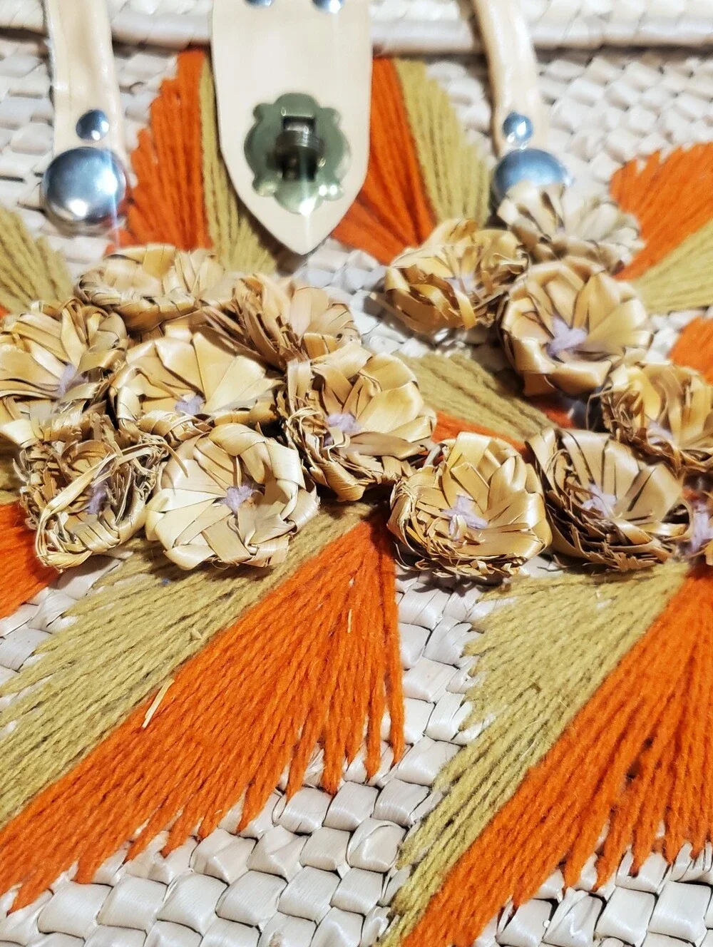 VINTAGE 60S/70S. STRAW WICKER BASKET BAG. ORANGE FLORAL 3D. TURN LOCK.